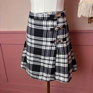 Plaid A-Line Mini Skirt with Buckle Accents - Black & White